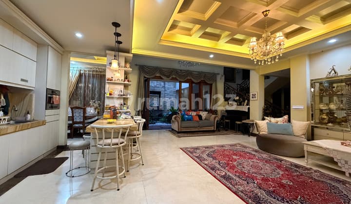 Dijual Rumah Mewah, Lingkungan Asri, Siap Huni, di Slipi S Parman Jakarta Barat