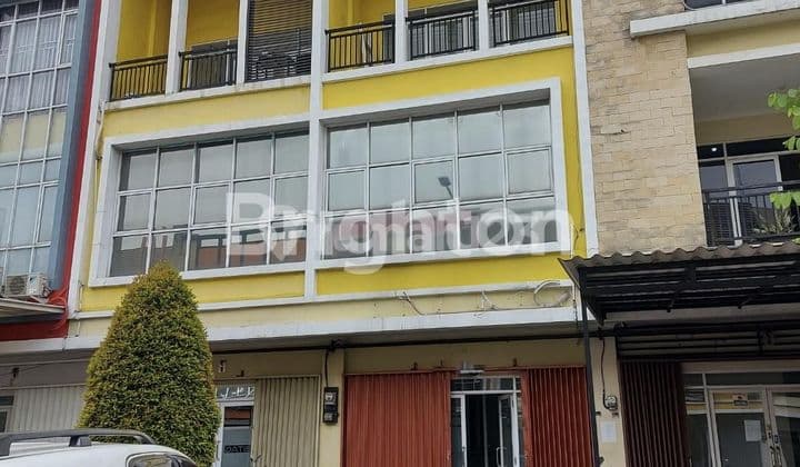 Ruko Citywalk Grand Palm Residence Duri Kosambi Jakarta Barat 3 lantai terletak di area bisnis komersial dan pusat keramaian.