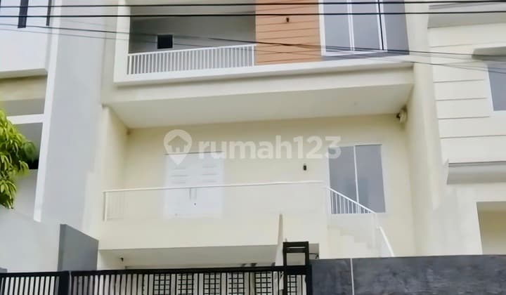 Rumah Baru Siap Huni 3 Lantai Ukuran 8x20 M2 Puri Indah Kembangan Komplek Kembang Elok Jakarta Barat Hadap Selatan Row Jalan 3 Mobil One Gate System Aman Tenang Dan Nyaman