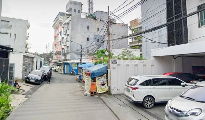 Old Mango Tree House West Jakarta In The Commercial Area Of Boarding Houses And Other Businesses. Suitable For Business / Boarding House Land Area 365 M2 On A Two-Car Street Near Lokasari. Negotiable