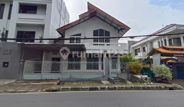 Suitable for Business House / Boarding House / Residence. Fronting Main Road, 3-Car Row, Spacious 2-Story House in Tanjung Duren, West Jakarta. Size 13 x 20 m². Near Campus and Mall, Commercial Business Center in Tanjung Duren. North Facing. Negotiable.