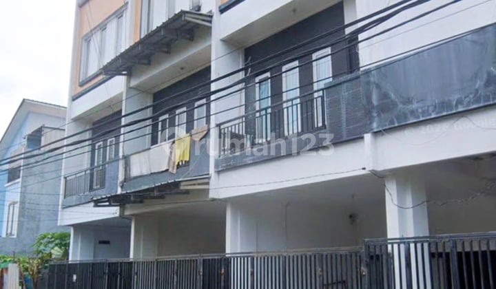 Minimum Livable House in Premium Complex Taman Kedoya Baru
