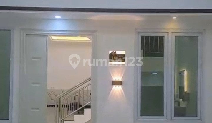 Rumah Brand New 3 Lantai di Johar Baru S9468