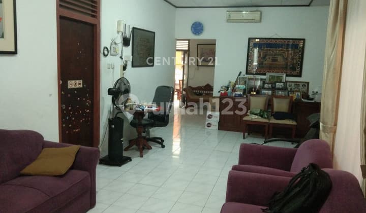 Rumah Tinggal Dekat Area Komersil di Matraman S8224
