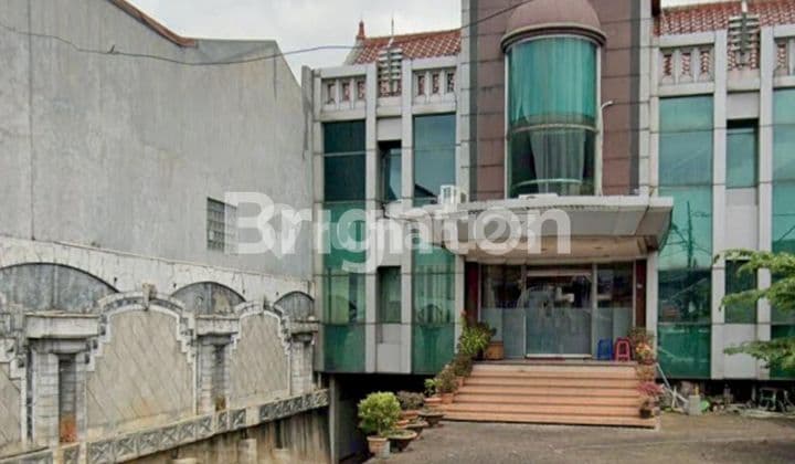 Gedung Kantor, Tiga Lantai, Lokasinya Strategis