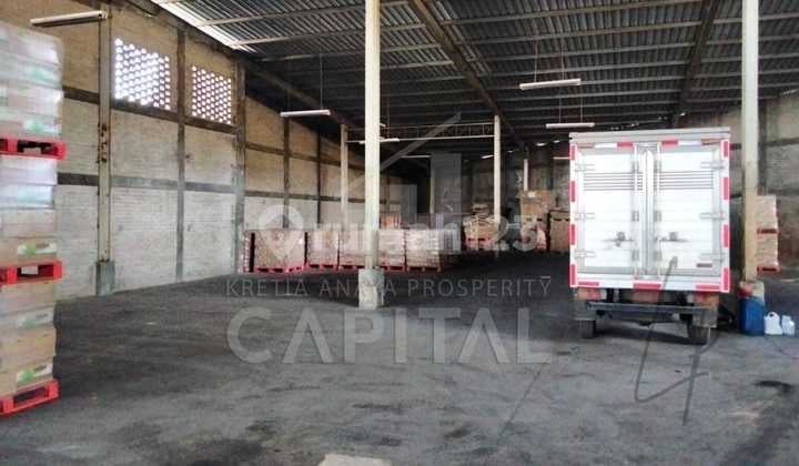 Clean Distribution Warehouse with Access to Pasir Koja Toll Road and Kopo Toll Road Ready for Use