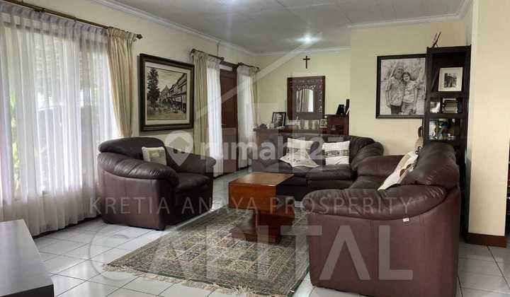 Villa Siap Huni Sudah Furnished dan Ada Kolam Renang dengan Suasana Tenang Sejuk City And Forest View di Dago Giri Cocok untuk Investasi