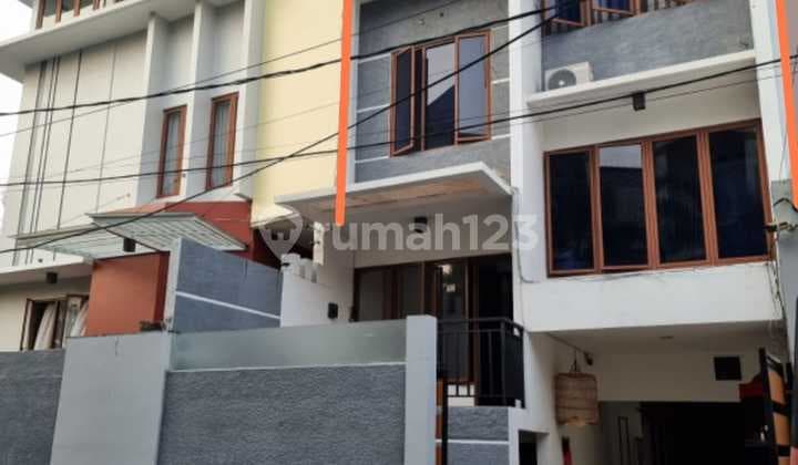 Rumah hoek terdiri dr 2 rmh dempet,utk kel yang mau tinggal bersama org tua atau saudara dlm 1 kavling di Kelapa Gading