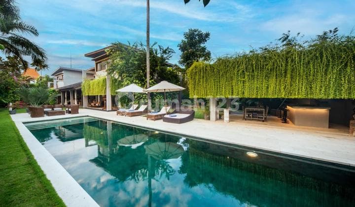 For Sale: Luxurious 4-Bedroom Villa in Central Seminyak, Near the Beach – Perfect for Investment