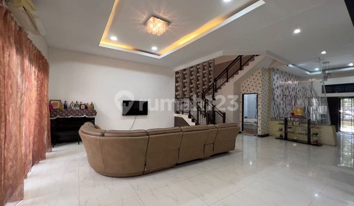 Dijual Villa Mewah Luas di Cemara Asri