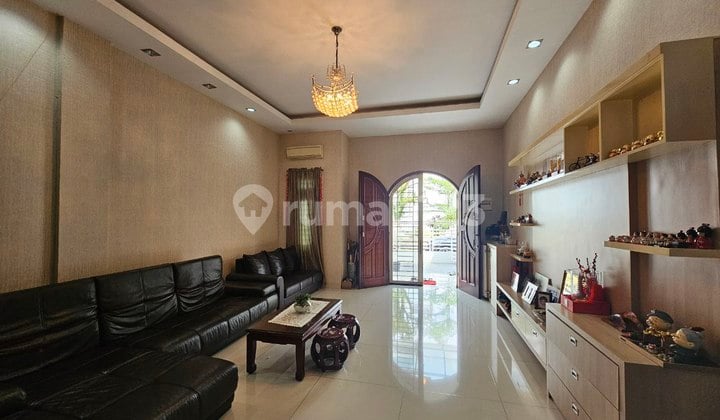 Villa Mewah Murah Komplek Helios Polonia Dekat Palace Residence, Taman Polonia & Versailes