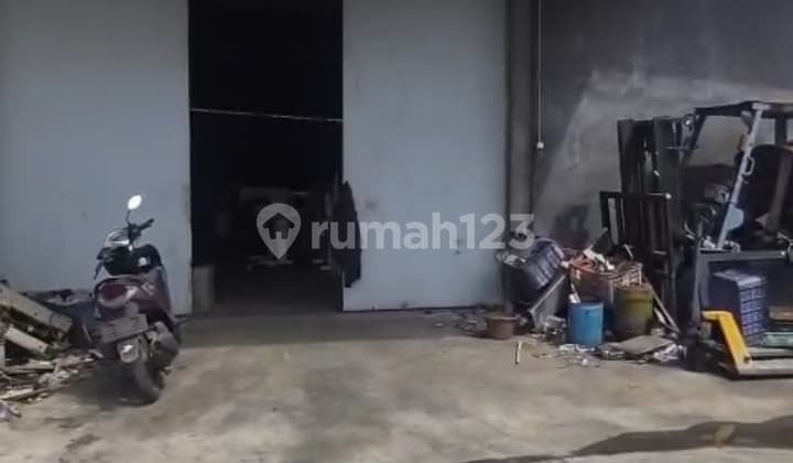 Warehouse for Sale in Cikupa, Area 1Ha, Building Size 6000M², Strategic Location in Cikupa Industrial Area, Tangerang. Contact Ingche.08777102xxxx