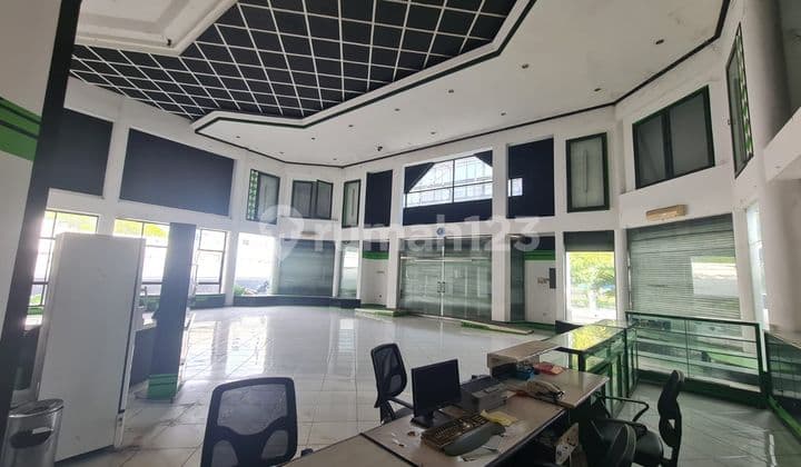 Ruang Usaha Jalan Utama Tengah Kota Semarang Area Parkir Luas