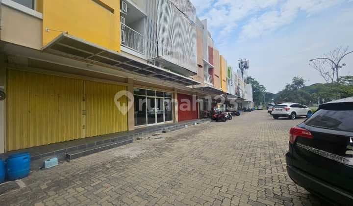 Ruko dengan Parkir Luas Dalam Komplek Perumahan Semarang Barat