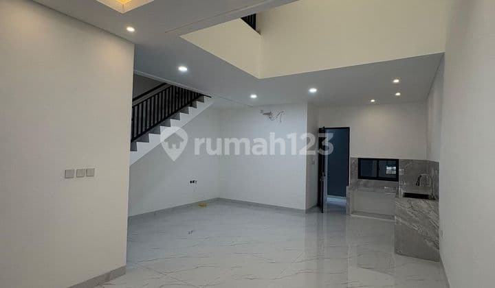 Dijual Cepat Rumah Mewah Puri Permata 2 Lantai Hadap Utara SHM Siap Huni