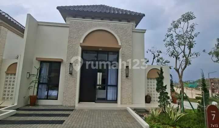 Rumah 2 Lantai Desain Mewah dan Mempunyai View Pegunungan