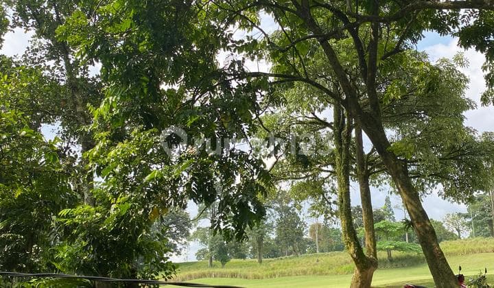 Tanah Nempel Golf dan Anak Sungai di Bukit Pelangi