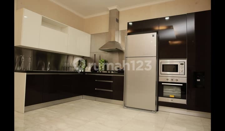 Nice house, 3 floors fully furnished, just bring your suitcase, the house is in a cluster with only a few homes, a safe and comfortable environment with a one-gate system, very strategic location close to Sudirman, Gelora Bung Karno.