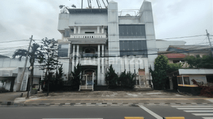 Ruko di Jl. Cempaka Putih Barat, Jakarta Pusat