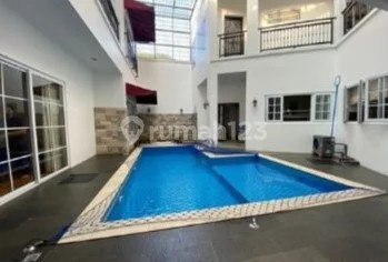 Dijual Rumah 2 Lantai di Jl. Sutera Telaga Biru