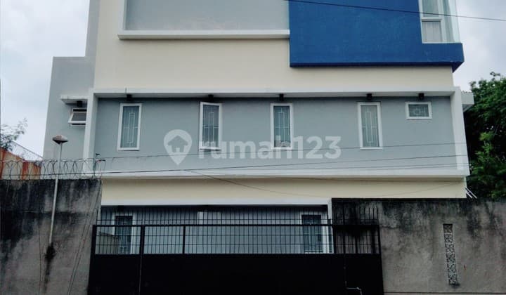 Dijual Rumah 3 Lantai di Perumahan Taman Kebon Jeruk