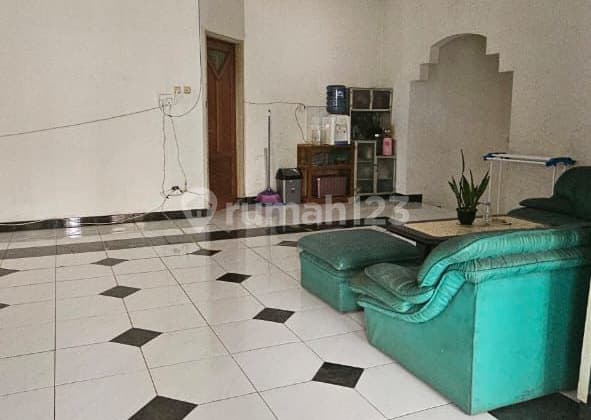 Rumah Lingkungan Asri Dan Nyaman Siap Huni Bergaya Klasik