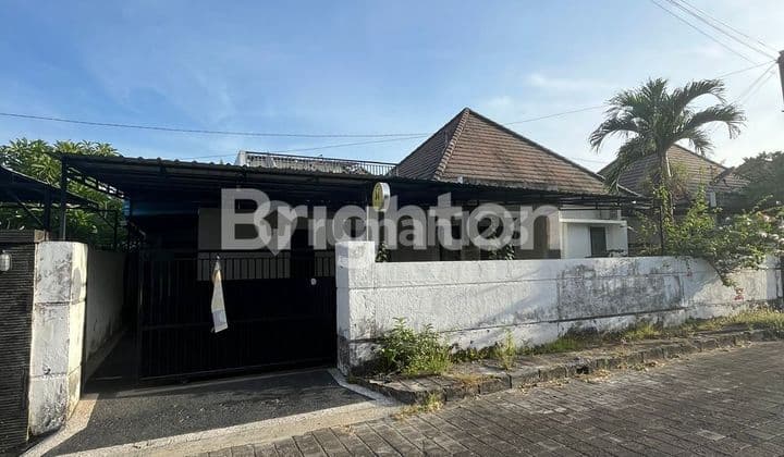 Rumah Tinggal One Gate System Siap Huni Fully Furnished Satu Setengah Lantai Dekat Pantai Saba