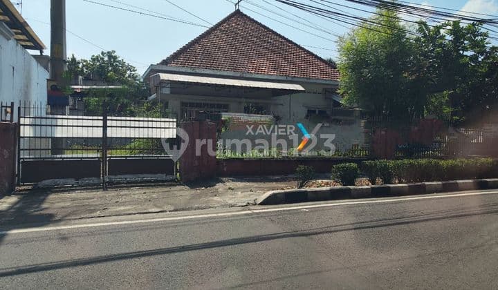 Rumah Lawas bisa untuk buka kafe atau kantor di jalan besar Banjarsari