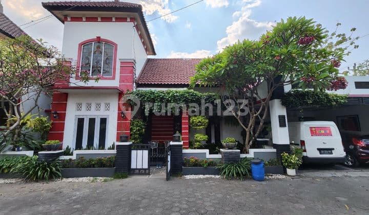 Rumah Cantik Bikin Krasan di Cluster Elite Gentan 2 Lantai