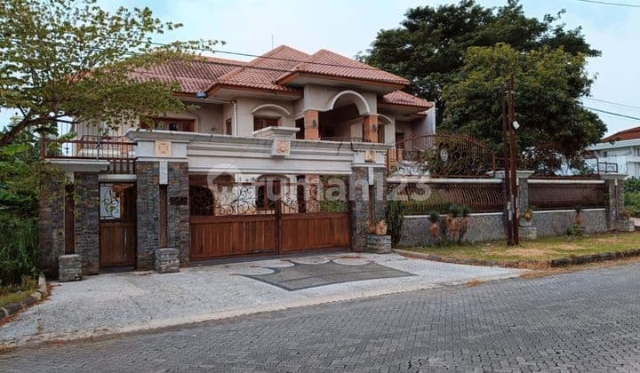 Classic Luxury House Premium Location Solo Baru