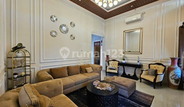 Rumah Mewah Dengan Kolam Renang Sumber Banjarsari