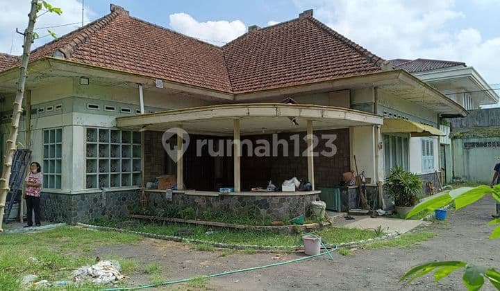 Jual / Sewa Tanah Bonus Rumah Vintage Laweyan Dekat Jalan Utama
