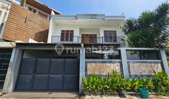 Rumah 2 Lantai Cantik Terawat Daerah Sumber