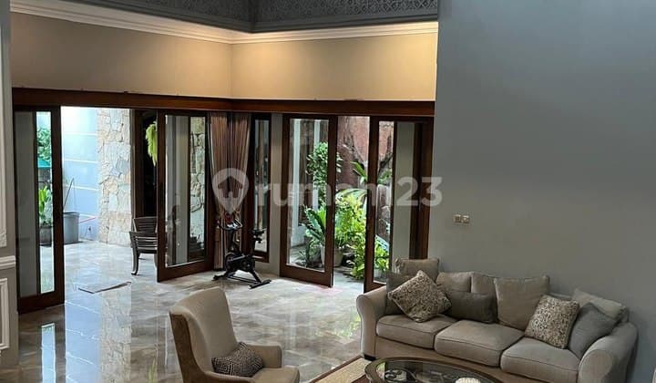 Rumah Mewah Furnished Ada Kolam Ikan Tengah Kota Solo