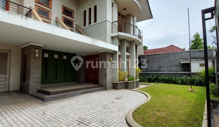 Rumah Modern Tengah Kota Dekat Daerah Komersial Serengan Solo