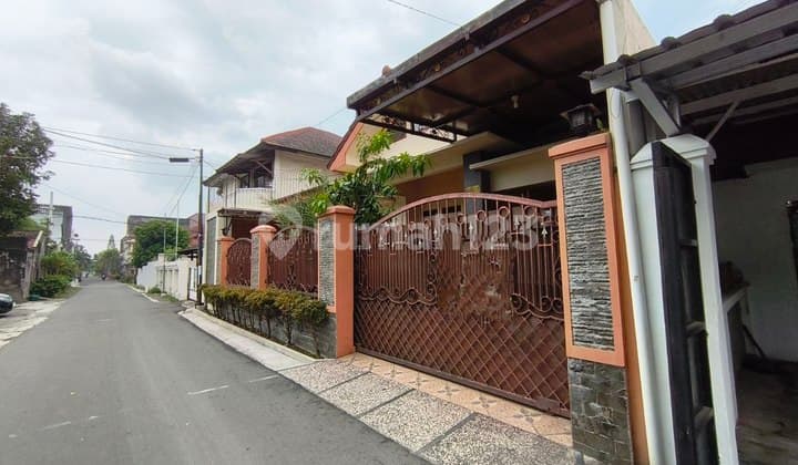 Rumah Bagus Terawat Akses Simpangan Mobil Jajar Solo