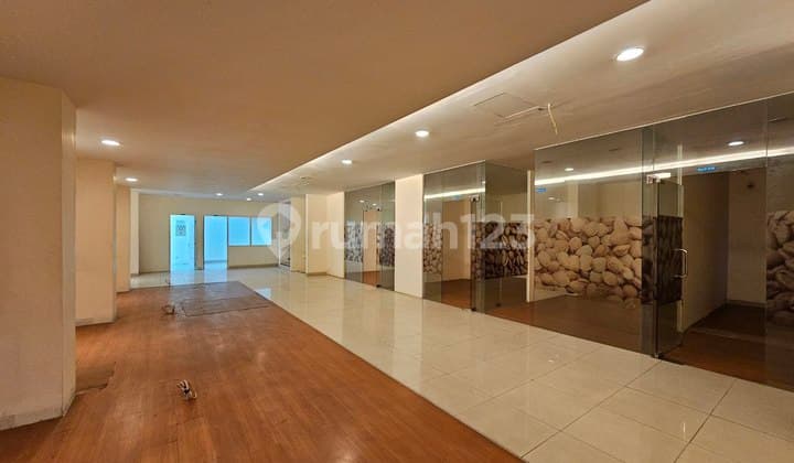 Ruang Usaha Ex Bank Strategis Slamet Riadi Solo