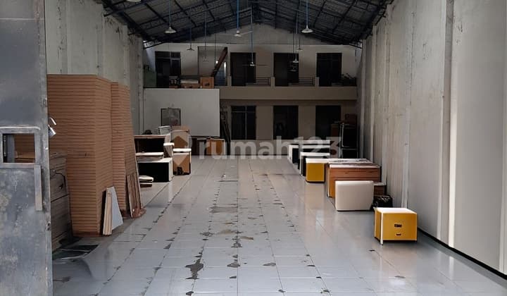 Gudang Akses Truk Angkle Dekat Mojosongo Solo