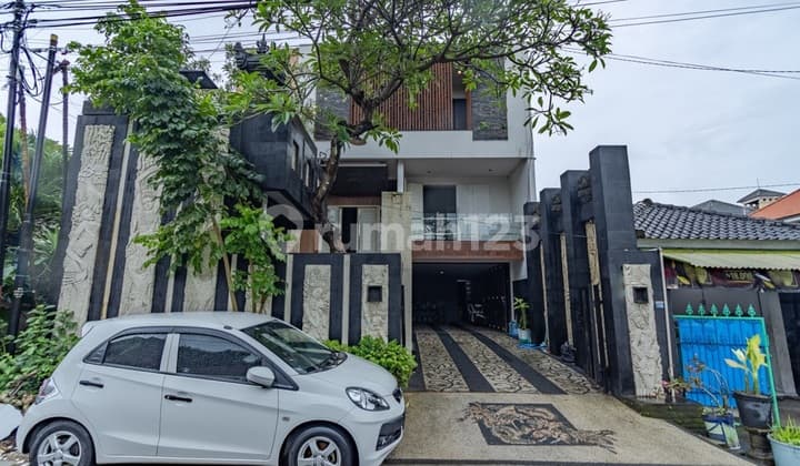 Rumah Modern 5 Kamar Tidur Di Renon Area Pusat Kota Bpf1396