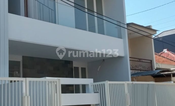 Dijual Rumah 2 lantai SHM di Manyar Tirtoasri Surabaya Dijual Rumah 2 lantai SHM di Manyar Tirtoasri Surabaya