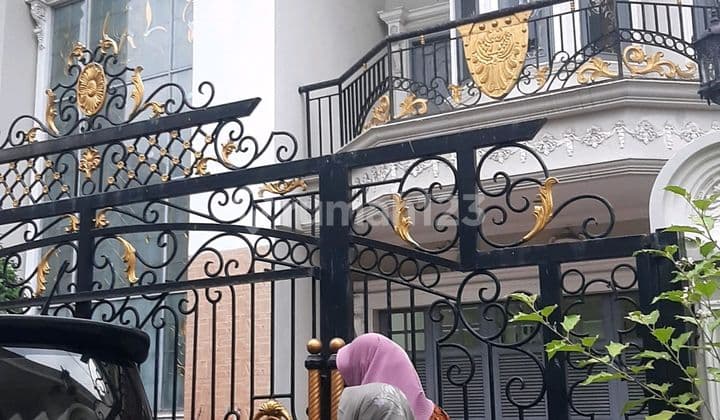 Rumah Mewah Bergaya Eropa Amerika di Pulogebang Jaktim