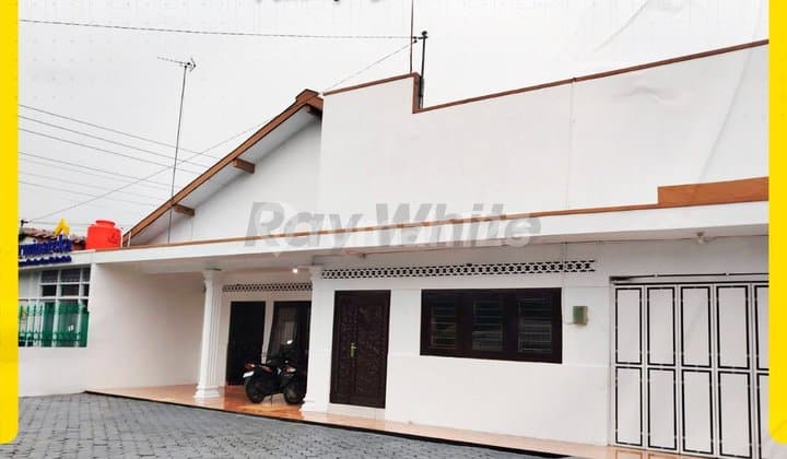 Rumah Sewa Solo Kota, Halaman Luas, Cocok untuk Banyak Mobil