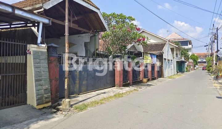RUMAH TENGAH KOTA, ANTI BANJIR!! ROW JALAN 2 MOBIL PAPASAN