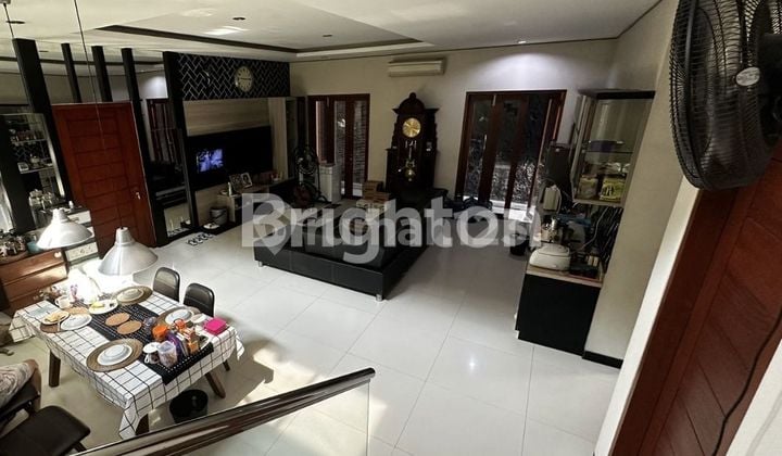 RUMAH DI JEBRES!! MEWAH DAN MINIM RENOV!! TENGAH KOTA