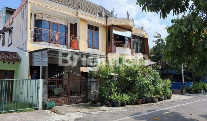 RUMAH SIAP PAKAI! 2 LANTAI, ROW JALAN 3 MOBIL PAPASAN!! ESTETIK BUDAYA JAWA! SANGAT TERAWAT SERTA NUANSA KLASIK JAWA! ISTIMEWA
