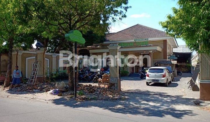 RUANG USAHA SIAP PAKAI!! EX RUMAH MAKAN, LOKASI DEKAT APARTEMEN TERBESAR DI SOLO!! ROW JALAN 3 MOBIL!!! PARKIR LUAS
