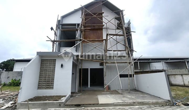 Rumah Redi 2 Lantai Selangkah ke Pakuwon Mall