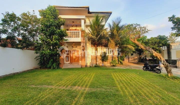 JUAL CEPAT Rumah Mewah Luas Furnished + Kolam Renang