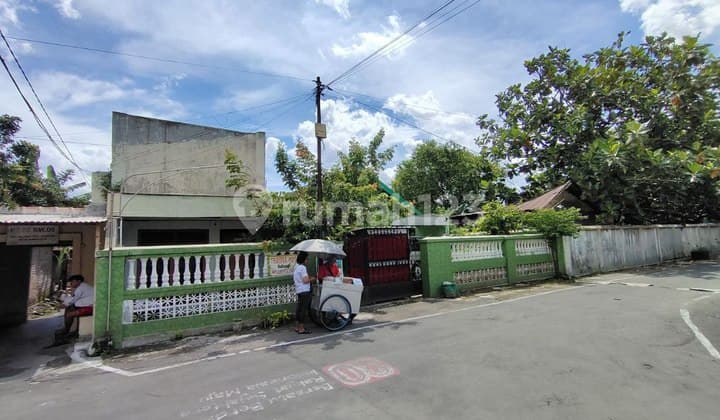 Main House + Active Boarding House in the City Center at a Low Price