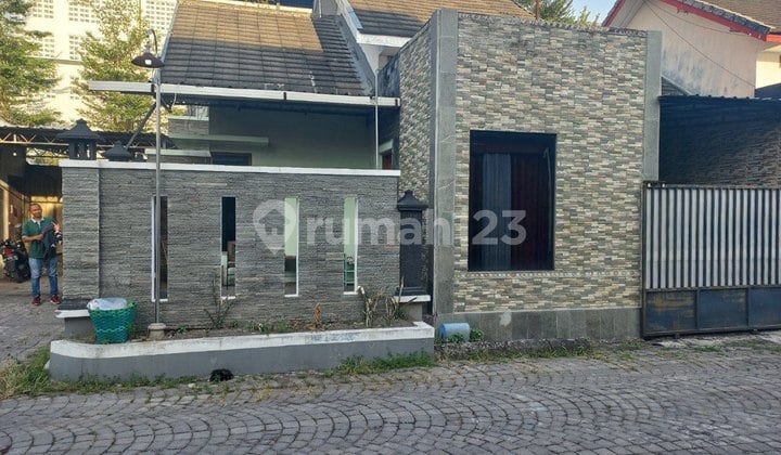 Rumah Bagus Siap Huni & Furnished Tepi Jalan Raya